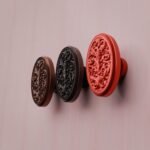 Comparaison couleur Rouge : poignée de meuble Médaillon Florentin Rinceaux L en résine biosourcée et cuivre (Holdon Paris)