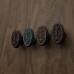 Comparaison couleur Marron : poignée de meuble Médaillon Florentin Rinceaux M en bronze et cuivre (Holdon Paris)