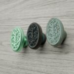 Comparaison couleur Vert : poignée de meuble Médaillon Florentin Rinceaux M en bronze et résine biosourcée (Holdon Paris)