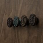 Comparaison couleur Marron : poignée de meuble Médaillon Florentin Rinceaux S en bronze et cuivre (Holdon Paris)