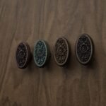 Comparaison couleur Marron : poignée de meuble Médaillon Florentin Rosace L en bronze et cuivre (Holdon Paris)
