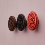 Comparaison couleur Rouge : poignée de meuble Médaillon Florentin Rosace L en résine biosourcée et cuivre (Holdon Paris)