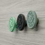 Comparaison couleur Vert : poignée de meuble Médaillon Florentin Rosace L en bronze et résine biosourcée (Holdon Paris)