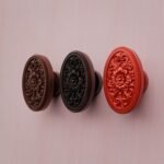 Comparaison couleur Rouge : poignée de meuble Médaillon Florentin Rosace M en résine biosourcée et cuivre (Holdon Paris)