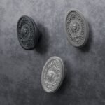 Comparaison couleur Gris / Argenté : poignée de meuble Médaillon Florentin Soleil Royal M en aluminium et résine biosourcée (Holdon Paris)