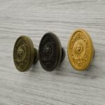 Comparaison couleur Jaune / Doré : poignée de meuble Médaillon Florentin Soleil Royal M en résine biosourcée et laiton (Holdon Paris)