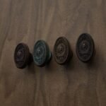 Comparaison couleur Marron : poignée de meuble Médaillon Florentin Soleil Royal M en bronze et cuivre (Holdon Paris)