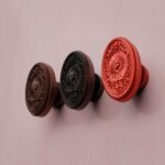 Comparaison couleur Rouge : poignée de meuble Médaillon Florentin Soleil Royal M en résine biosourcée et cuivre (Holdon Paris)