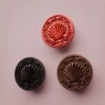 Comparaison couleur Rouge : poignée de meuble Rond Classica Coquillage L en résine biosourcée et cuivre (Holdon Paris)