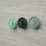 Comparaison couleur Vert : poignée de meuble Rond Classica Coquillage L en bronze et résine biosourcée (Holdon Paris)