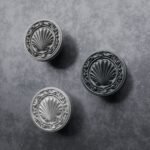 Comparaison couleur Gris / Argenté : poignée de meuble Rond Classica Coquillage M en aluminium et résine biosourcée (Holdon Paris)