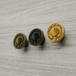Comparaison couleur Jaune / Doré : poignée de meuble Rond Classica Coquillage M en résine biosourcée et laiton (Holdon Paris)