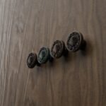 Comparaison couleur Marron : poignée de meuble Rond Classica Coquillage M en bronze et cuivre (Holdon Paris)