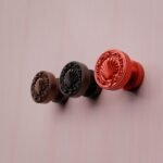 Comparaison couleur Rouge : poignée de meuble Rond Classica Coquillage S en résine biosourcée et cuivre (Holdon Paris)