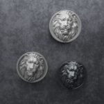 Comparaison couleur Gris / Argenté : poignée de meuble Rond Classica Lion Endormi L en aluminium et résine biosourcée (Holdon Paris)