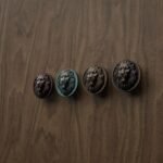 Comparaison couleur Marron : poignée de meuble Rond Classica Lion Endormi L en bronze et cuivre (Holdon Paris)