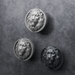 Comparaison couleur Gris / Argenté : poignée de meuble Rond Classica Lion Endormi M en aluminium et résine biosourcée (Holdon Paris)