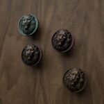 Comparaison couleur Marron : poignée de meuble Rond Classica Lion Endormi M en bronze et cuivre (Holdon Paris)