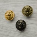 Comparaison couleur Jaune / Doré : poignée de meuble Rond Classica Lion Rugissant L en résine biosourcée et laiton (Holdon Paris)