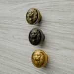 Comparaison couleur Jaune / Doré : poignée de meuble Rond Classica Lion Rugissant M en résine biosourcée et laiton (Holdon Paris)