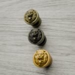 Comparaison couleur Jaune / Doré : poignée de meuble Rond Classica Lion Rugissant S en résine biosourcée et laiton (Holdon Paris)
