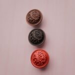 Comparaison couleur Rouge : poignée de meuble Rond Classica Rinceaux L en résine biosourcée et cuivre (Holdon Paris)