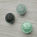 Comparaison couleur Vert : poignée de meuble Rond Classica Rinceaux L en bronze et résine biosourcée (Holdon Paris)
