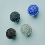 Comparaison couleur Bleu : poignée de meuble Rond Classica Rinceaux M en résine biosourcée, bronze et cuivre (Holdon Paris)