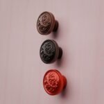 Comparaison couleur Rouge : poignée de meuble Rond Classica Rinceaux M en résine biosourcée et cuivre (Holdon Paris)