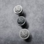 Comparaison couleur Gris / Argenté : poignée de meuble Rond Classica Rinceaux S en aluminium et résine biosourcée (Holdon Paris)