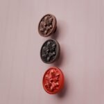Comparaison couleur Rouge : poignée de meuble Rond Classica Rosace L en résine biosourcée et cuivre (Holdon Paris)