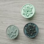 Comparaison couleur Vert : poignée de meuble Rond Classica Rosace L en bronze et résine biosourcée (Holdon Paris)