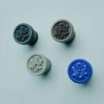 Comparaison couleur Bleu : poignée de meuble Rond Classica Rosace S en résine biosourcée, bronze et cuivre (Holdon Paris)