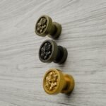Comparaison couleur Jaune / Doré : poignée de meuble Rond Classica Rosace S en résine biosourcée et laiton (Holdon Paris)