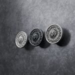 Comparaison couleur Gris / Argenté : poignée de meuble Rond Classica Soleil Royal L en aluminium et résine biosourcée (Holdon Paris)
