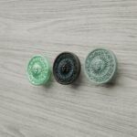 Comparaison couleur Vert : poignée de meuble Rond Classica Soleil Royal L en bronze et résine biosourcée (Holdon Paris)