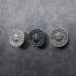 Comparaison couleur Gris / Argenté : poignée de meuble Rond Classica Soleil Royal M en aluminium et résine biosourcée (Holdon Paris)