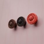Comparaison couleur Rouge : poignée de meuble Rond Classica Soleil Royal M en résine biosourcée et cuivre (Holdon Paris)
