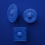 Florentiner Medaillon, Königliche Sonne, S, Elektroblau, Silhouettenvergleich