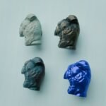 Comparaison couleur Bleu : poignée de meuble Torse Florentin M en résine biosourcée, bronze et cuivre (Holdon Paris)