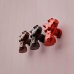 Comparaison couleur Rouge : poignée de meuble Torse Vénitien L en résine biosourcée et cuivre (Holdon Paris)