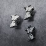 Comparaison couleur Gris / Argenté : poignée de meuble Torse Vénitien M en aluminium et résine biosourcée (Holdon Paris)