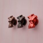 Comparaison couleur Rouge : poignée de meuble Torse Vénitien S en résine biosourcée et cuivre (Holdon Paris)